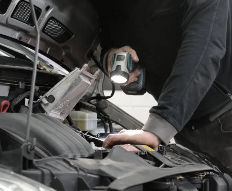 Mekaniker arbetar med motorkomponent hos LJ-TRIM AB